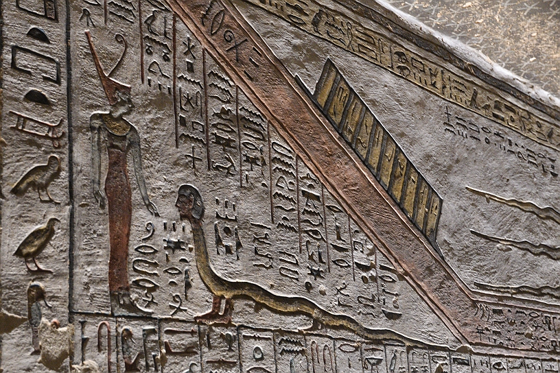 14  MAK_5956.jpg - Il faraone che interagisce con Meretseger che era la dea-cobra protettrice della necropoli di Tebe. Il suo nome significa Colei che ama il silenzio: era considerata una divinità dalla natura terribile ma misericordiosa con i suoi devoti.